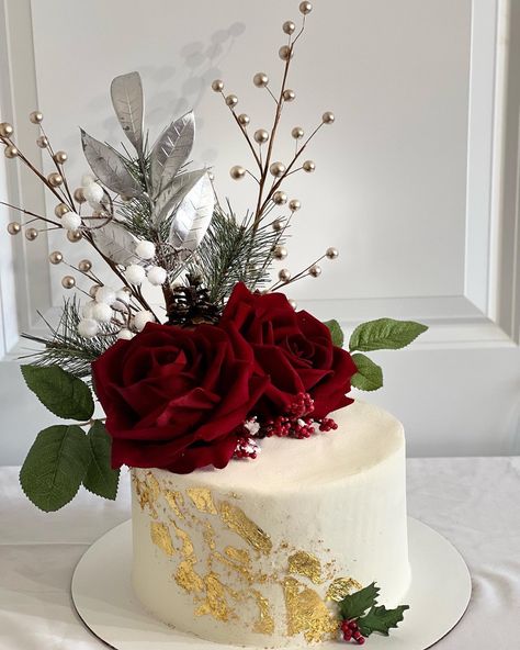 White Cake With Red Roses, Elegant Christmas Cake, Queens Birthday Cake, Ruby Cake, Blossom Cake, Makeup Cake, Buttercream Roses, Elegant Birthday Cakes, Make Up Cake