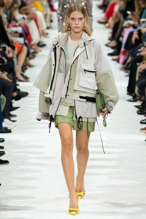 This anorak jacket is found from the Valentino Spring 2018 line. This jacket is expected to be the new trendy jacket for Spring 2018. This replaces the raincoat as it is waterproof and wind proof but also has many drawstrings and pocket and goes in at the waist for more body shape. Lexie Alloway. 10.29.17 Outerwear Trends, Takashi Murakami, Sport Style, Mode Inspo, Fashion Show Collection, Mode Vintage, Mode Inspiration, Issey Miyake, Autumn Fashion Women