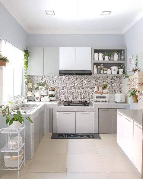 Kumpulan Dekorasi on Instagram: “Siapa yg mau punya dapur bersih dan rapi kayak ini?🙌🙌🙌 📷@ismiaw8 . Mau rumahmu lebih cantik dan lebih nyaman untuk dihuni? . #homesweethome…” Model Dapur, Best Hacks, Best Kitchen Designs, Minimalist House Design, House Design Kitchen, Kitchen Sets, Mini Bar, Home Decor Kitchen, Minimalist Home