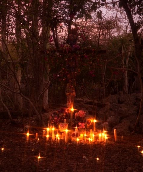 Santeria shrine, la santa muerte Santeria Aesthetic, Santa Muerte Aesthetic, Shrine Aesthetic, Romance Goth, Dark Lifestyle, Malevolent Shrine, Southern Gothic Aesthetic, Witches House, Bohemian Goth