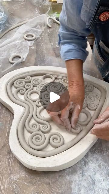 Pottery Outdoor Ideas, Plaster On Wood Art, Ceramic Easy Projects, Elementary Pottery Projects, New Ceramic Ideas, Clay And Glass Projects, Handmade Ceramic Gifts, Pottery Tutorials Hand Built, Easy Polymer Clay Ideas For Beginners