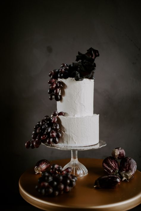 Grey Wedding Decor, Urban Wedding Venue, Black Wedding Cakes, Winter Wedding Cake, Simple Wedding Cake, Wedding Venue Inspiration, Polka Dot Wedding, Modern Wedding Cake, Blueberry Cake