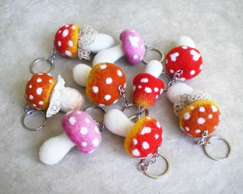 Needle Felted Keyrings, Needle Felted Keychains, Needle Felting Keychain, Needle Felt Keychain, Felted Keychains, Felted Mushrooms, Felted Ornaments, Mushroom Keychain, Felt Keyring