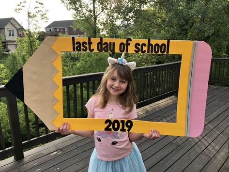 Last Day Of School Photo Frame, First Day Of Kindergarten Photo Booth, First Day Decoration Ideas, First Day Of School Signs Diy, First Day Of School Picture Frame, School Reopening Ideas, 1st Day Of School Frame Ideas, First Day In School Decoration, First Day School Frame Ideas