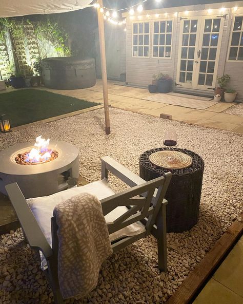 Garden Ideas Pebbles, Back Patio Gravel, Small Outdoor Gravel Patio Ideas, Patio With Rocks Ideas, Small Pea Gravel Patio Ideas, Pea Gravel Porch, Slabs And Gravel Patio, White Gravel Patio, Pee Gravel Patio