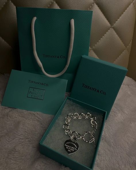 T&C Bracelets 😻😻🔥 LINK IN BIO #jewelry #bracelets #shopnow #theherrboutique #explore🔥 Tiffany Jewelry Aesthetic, Tiffany & Co, Tiffany And Co Aesthetic, Cute Bday Gifts, My New Era, Tiffany Bracelet, Girly Bracelets, Sorority Formal, Lavish Lifestyle