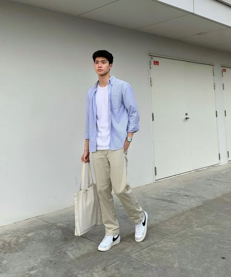 Men’s Fashion Inspiration Chinos Streetwear, Oversized Chinos Outfit Men, Summer Everyday Chinos, Men’s Chino Outfit, Men’s Chino Pants Outfit, Nowhere Man, Mens Fashion Week Street Style, Mens Fashion Week, Men Fashion Casual Outfits