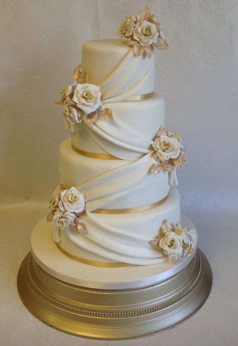 Cake Walima Cake Ideas, Champagne Quince Cake, Quince Cakes Champagne And Gold, Wedding Cake Champagne Color, Quince Cakes Champagne, Champagne Colour Wedding Cake, Nude Wedding Cake, Wedding Cake Champagne, Champagne Quince