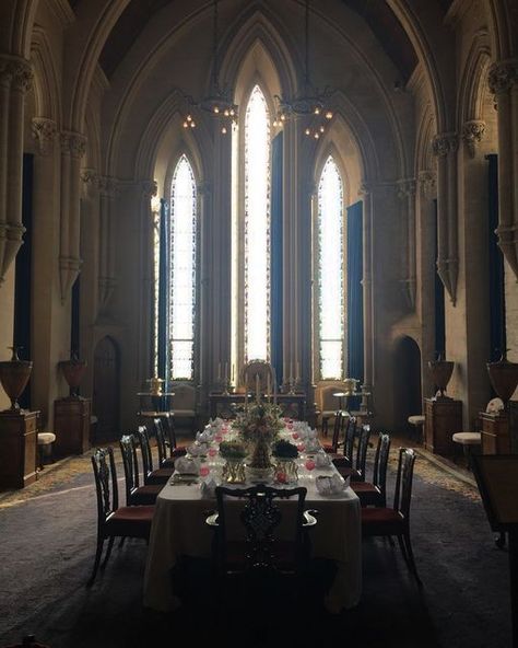 @av_interior_architect on Instagram: "The Magnificent Arundel Castle in West Sussex, England, 11th Century. 🇬🇧 Castle has been the home of the Duke of Norfolk for over 400 years. Originally it was a motte and bailey castle built by Roger de Montgomery, the first Earl of Arundel in 1068. Due to many sieges during the Civil War, Charles Howard 11th Duke of Norfolk carried out considerable restoration work in the late 18th century. Henry Charles Howard, 13th Duke of Norfolk finished refurbishmen Motte And Bailey Castle, Conference Room Design, Sala Grande, Royal Castles, White Dining Room, Dining Hall, Hall Design, Salou, Interior Architect