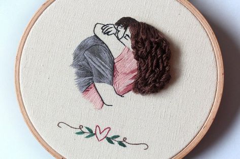 Hoop Art Couple, Embroidery Friends, Embroidery Contemporary, Couple Embroidery, Hair Embroidery, Friends Embroidery, Selamat Hari Valentine, Embroidery Hair, Miniature Embroidery