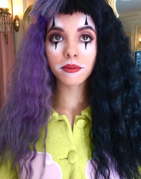 Melanie with clown makeup Melanie Martinez Makeup, Party Fotos, Leandra Medine, Pity Party, Chique Outfits, Clown Makeup, Body Picture, Halloween Make, Carrie Bradshaw