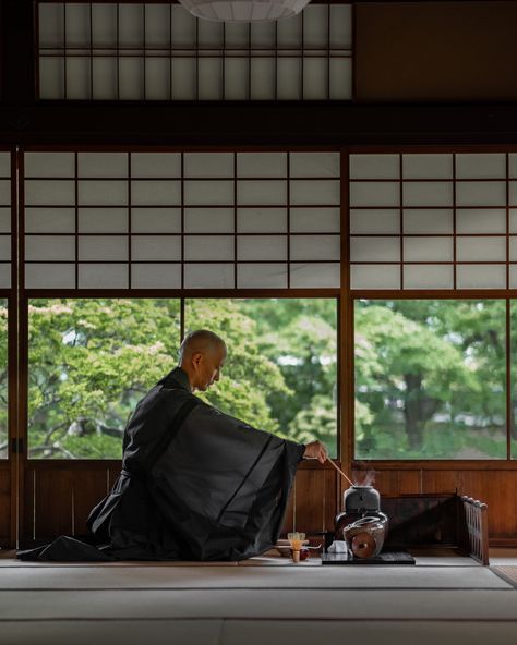 For centuries, matcha tea has been revered for its medicinal properties. The story goes that it was brought back to Japan by a Buddhist monk, who found that drinking it made him experience a greater state of Zen during his meditations. Containing the compound, L-theanine, which increases levels of calming serotonin. Matcha tea is prepared in a special tea ceremony at Aman Kyoto, surrounded by the rich colours of autumn in the forest garden. Aman Kyoto, Tea Ceremony Japan, Japan Moodboard, Matcha Shop, Matcha Tea Ceremony, Tea Japan, Zen Aesthetic, Tatami Floor, Zen Tea