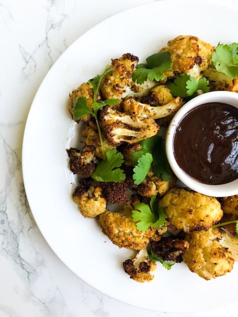 Cajun Roasted Cauliflower - Super healthy, nutritious and unbelievably tasty! Cajun Cauliflower, Salads Vegan, Roasted Cauliflower Recipe, Paleo Cauliflower, Cauliflower Recipe, Healthy Gluten Free, Yummy Dips, Roasted Cauliflower, Healthy Vegetarian