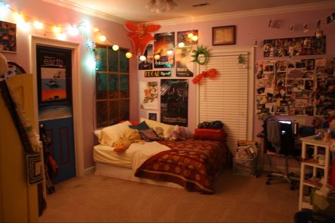 Bedroom With Attic Access, Bright Room Inspiration, Twee Aesthetic Room, 2013 Bedroom, 90s Bedroom Aesthetic, 90s Room, 90s Bedroom, Chill Room, Aesthetic Rooms