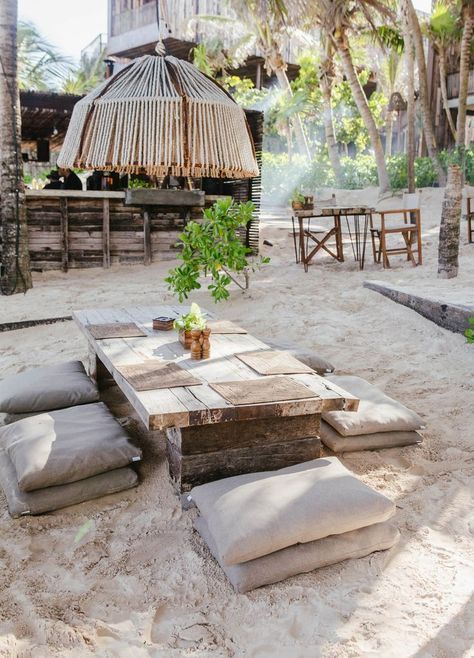 regardsetmaisons: 10 idées à piquer aux clubs de plage pour aménager sa terrasse pour l'été Mexican Outdoor Decor, Vacation Logo, Tulum Travel Guide, Guide Design, Tulum Travel, Beach Lounge, Beach Cafe, Beach Shack, Outdoor Restaurant