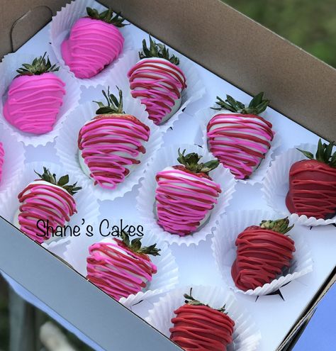 Red and pink dipped white chocolate strawberries Red And Pink Strawberries, Pink Dipped Strawberries, Bake Sell, Valentine 2024, Dipped Fruit, Valentines 2023, Dessert Design, Chocolate Dipped Fruit, White Chocolate Strawberries