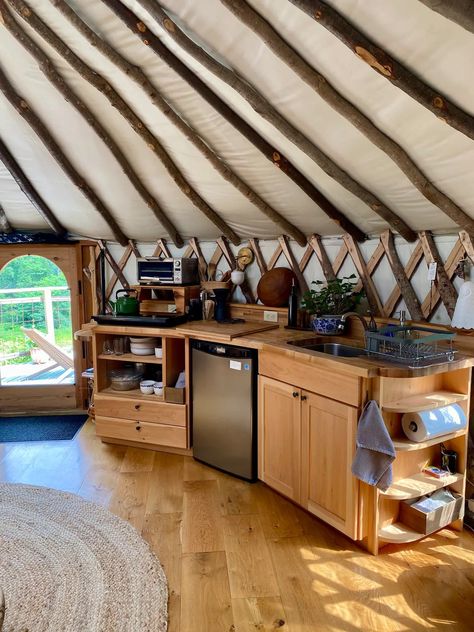 Vermont Retreat Yurt- Luxe Autumn Glory - Tiny houses for Rent in Putney, Vermont, United States - Airbnb Yurt Aesthetic, Yurt Homestead, Yurt Kitchen, Yurt Kits, Bell Tent Interior, Yurt Life, Putney Vermont, Building A Yurt, Yurt Interior