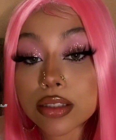 Latina Barbie Makeup, Baddie Pink Makeup, Pink Baddie Makeup Looks, Y2k Glam Makeup, Pink Sparkly Makeup Looks, Pink Baddie Makeup, Pink Eye Makeup Aesthetic, Barbie Aesthetic Makeup, Y2k Makeup Pink