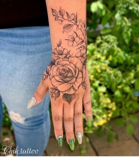 Female Hand Tattoo, Tattoo Ideas Female Hand, Best Tattoo Designs For Men, Tattoo Ideas For Female, Girl Finger Tattoos, Finger Rose Tattoo, Tattoos Butterfly, Basic Tattoos, Hand And Finger Tattoos