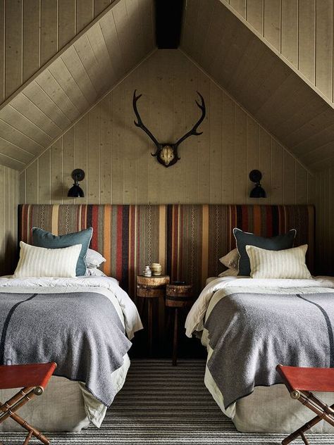 Modern Eclectic Cabin, Cabin Bedroom Twin Beds, Cabin Style Interior, Mountain Chalet Interior, Modern Mountain Style, Lane Aesthetic, Cabin Bedrooms, Vintage Cabin Decor, Lakehouse Bedroom