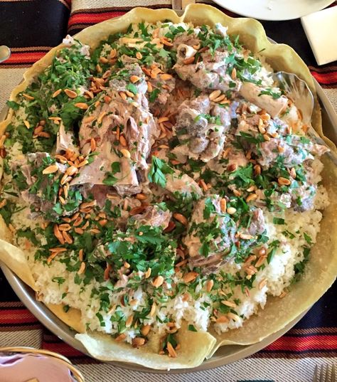 Jordan dishes to try - Traveling to Jordan? Here's a list of 9 dishes (and drinks) that you MUST try. From Mansaf to Mezze, we have it all covered :) Mansaf Recipe Chicken, Jordan Food Recipes, Mansaf Jordan, Jordan Recipes, Jordanian Recipes, Food Arabic, Jordanian Food, Arab Food, Middle East Food