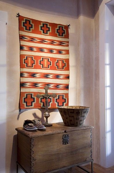 Navajo rug as a wall hanging creates a lot of visual interest - just thinking about how to add some textiles and softness to space... Native American Living Room, Navajo Decor, Post Novo, Viral Images, Native American Decor, Navajo Rug, Wall Hanging Designs, American Interior, Interior Design Rustic