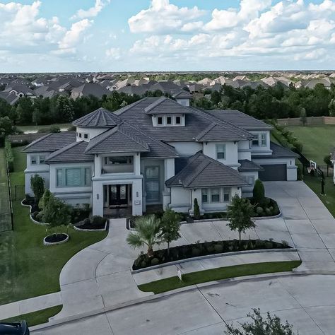 Eduardo Hernandez| Houston Realtor® on Instagram: "The joy of homeownership is not just in owning a property, 🏡 but in creating memories with your loved ones ❤️  Welcome to Cypress, Texas 📍  This Gorgeous model home is available for $2,629,500 💰  This  Home offers:  6 Bed | 6 baths | 2 story| 27,000+ sqft home 4 car  garage + casual dining + Fireplace + office space + Game-room + theater room ✅   Send me the word “Home” 🏡 to get you started (832) 290-0031 📲   🏡 Eduardo Hernandez  📲 (832) 995-0934  📧eduardoh@kw.com  #houstonrealtor  #firstimehomebuyer  #homebuyingtips #houstonrealestate #firstimehomebuyertips" Future House Goals Dream Homes, Rich Houses Dream Homes, Texas Modern House, Nice Houses Dream Homes, House With Indoor Pool, Texas Mansions Dream Homes, Dining Fireplace, Houston Texas Homes, Big Houses Exterior