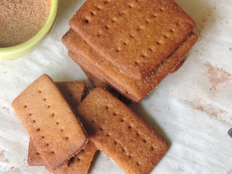 Homemade Cinnamon Graham Crackers: Buttery graham crackers spiced with cinnamon-- way better than anything you can get in a box! Healthy Graham Crackers, Graham Cracker Smores, Easy Homemade Snacks, Healthy Cream Cheese, Sarah King, Graham Cracker Recipes, Healthy Crackers, Homemade Graham Crackers, Homemade Crackers