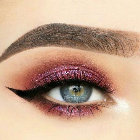 Mat Makeup, Maroon Eye Makeup, Golden Eye Makeup, Pink And Maroon, Make Up Designs, Ideal Makeup, Hazel Eye Makeup, Stylish Makeup, Cute Eye Makeup