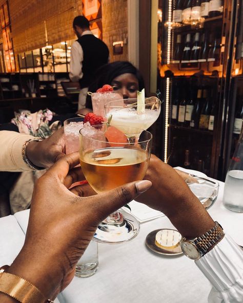 Dinner Date Aesthetic, Women Drinking Wine, Ladies Brunch, Kit Kemp, Girls Brunch, A Pretty Girl, Pouring Wine, Girls Natural Hairstyles, Girls With Red Hair