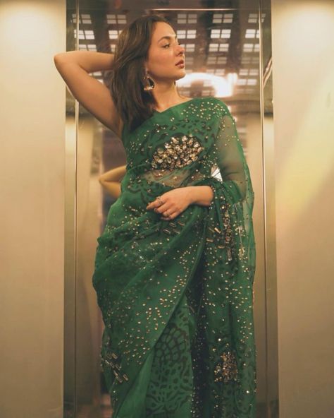 Hania Amir Saree, Hania Amir, Velvet Dress Designs, Desi Fashion Casual, Beautiful Pakistani Dresses, Salwar Kamiz, Dresses Casual Fall, Trendy Sarees, Boutique Dress Designs