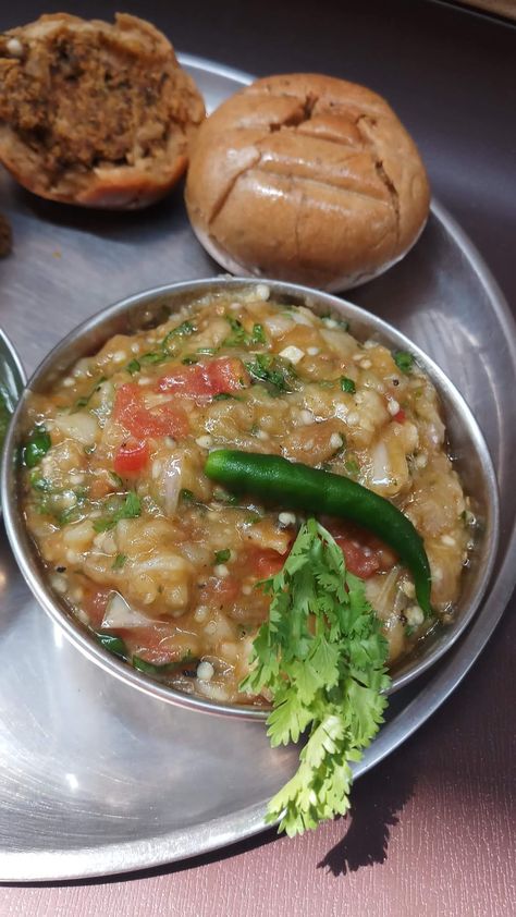 Litti Chokha, Hebbars Kitchen, Indian Fast Food, Delicious Food Image, Hebbar's Kitchen, Foodie Pics, Eating Food Funny, Veg Soup, Food Infographic