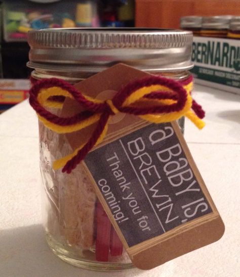 15 Magical Ideas For Throwing The Perfect Harry Potter-Themed Baby Shower Baby Harry Potter, Harry Potter Shower, Baby Shower Favours For Guests, Harry Potter Baby Shower, Festa Harry Potter, Baby News, Theme Harry Potter, Harry Potter Baby, Baby Shower Invitaciones