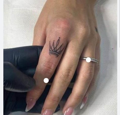 Crown Tattoos For Women, Yoga Tattoos, Leopard Tattoos, Hand And Finger Tattoos, Crown Tattoo, About Tattoo, Heart Sign, Finger Tattoos, Love Fashion