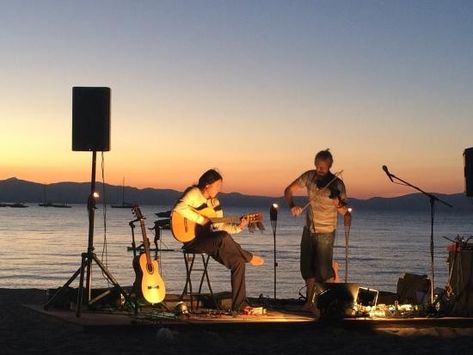 Live Music Gigs, Outdoor Recording Studio, Outdoor Live Music Aesthetic, Live Music Aesthetic Cafe, Acoustic Band Aesthetic, Beach Concert Aesthetic, Jazz Concert Aesthetic, Beach Music Aesthetic, Play Music Aesthetic