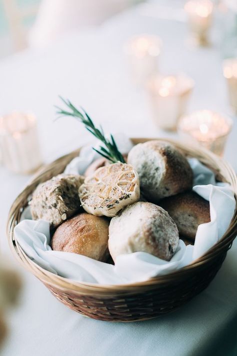 27 Creative Ways to Serve Bread at Your Wedding Bread Basket Ideas For Table, Bread Basket Ideas, Pumpkin Bread Muffins, Festive Bread, Cocktail Hour Food, Breakfast Basket, Bread Baskets, Hot Bread, Food Stations