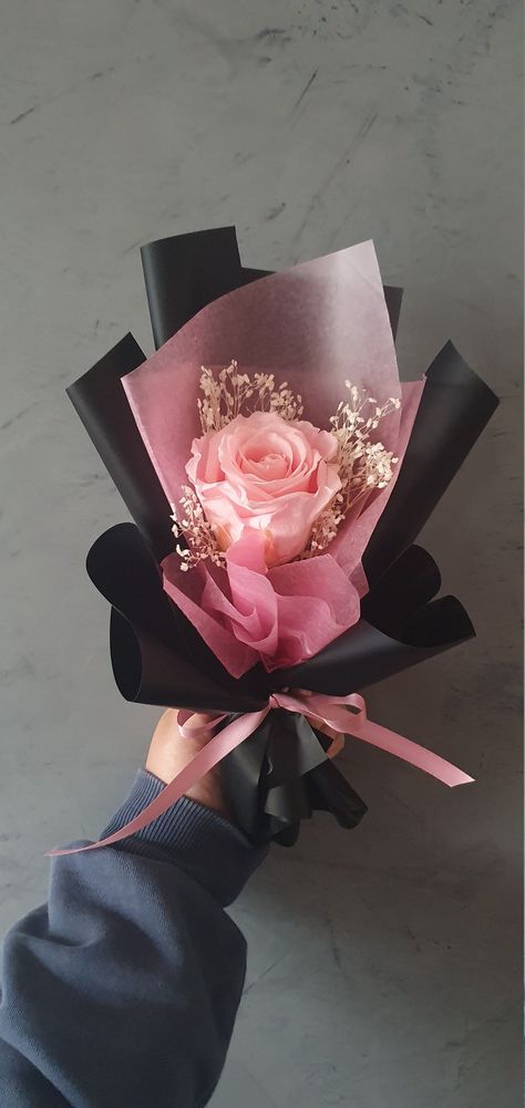 A single light pink rose with baby's breath wrapped in two different types of textured paper with a beautiful silk ribbon. The wrapping paper will be consisting mostly of black and then a coloured or white wax paper to allow the rose to stand out. The ribbon will match the existing rose.  This will make a great gift for any and all occ asions whether a birthday, anniversary, Mother's Day or simply any reason. More rose colours are to come over time. These flowers are made to last forever, or in Big Paper Flower Bouquet, Luxury Flowers Bouquet Gifts, Birthday Flowers Bouquet Beautiful Roses, Bouquets For Men, Aesthetic Bouquet Of Flowers, Rose Flowers Aesthetic, Bouquet Of Flowers Aesthetic, Rose Bouquet Gift, Real Rose Flower