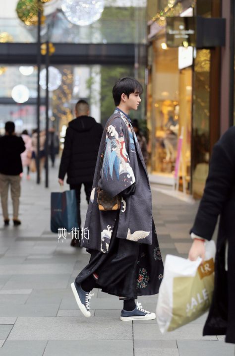 Man in Hanfu 2 Chinese Street Fashion Men, Chinese Street Fashion, Chinese Fashion Street, Asian Street Style, One Two Three, Male Cosplay, Chinese Hanfu, Appreciation Post, This Guy