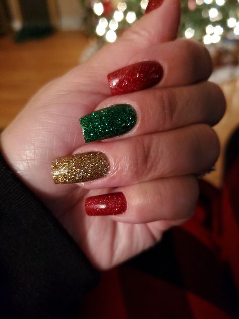 Green And Red Christmas Nails Gold Glitter, Green Red And Gold Christmas Nails, Red Green Glitter Nails, Red Green Silver Nails, Christmas Gel Nails Red And Green, Christmas Multicolor Nails, Green Red And Gold Nails, Red And Green Sparkle Nails, Multi Colored Christmas Nails