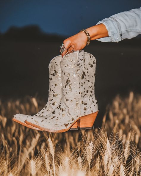 THE statement boots we are all obsessing over 🤩✨ @raychelphotography_ Playing Footsie, Bota Western, Twisted X Boots, Rodeo Outfits, Western Outfits Women, New West, Fun Patterns, Western Chic, Heart Fashion