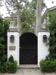 Porch House Design, Front Porch House, House Front Garden, Front Garden Design Ideas, Traditional Entry, Arch Gate, Porch House, Yard Gate, Garden Gate Design