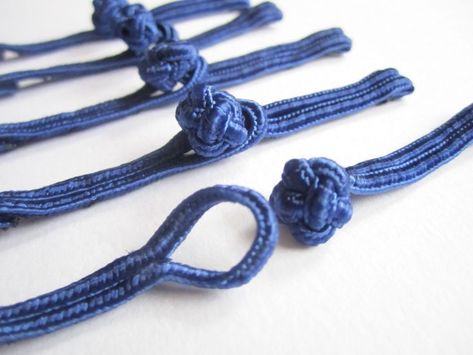 How to make a Chinese button knot - Alice in Cosplayland Chinese Button Knot, Button Knot, Chinese Button, Pola Macrame, Paracord Knots, Knots Diy, Rope Knots, Denim Ideas, Cosplay Tutorial