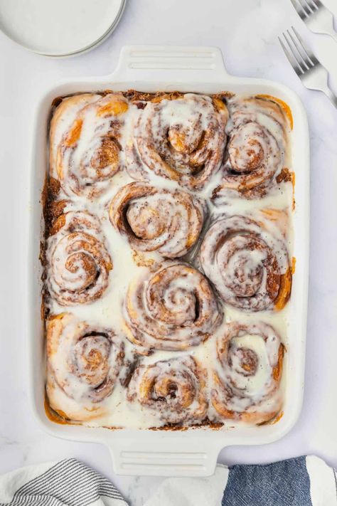 TikTok Cinnamon Rolls Recipe (Canned Cinnamon Roll Hack) Heavy Cream Cinnamon Rolls, Cinnamon Rolls Tiktok, Cinnamon Rolls Heavy Cream, Grands Cinnamon Rolls, Tiktok Cinnamon Rolls, Cinnamon Rolls With Heavy Cream, Cinnamon Roll Hack, Cream Cinnamon Rolls, Cinnabon Recipe