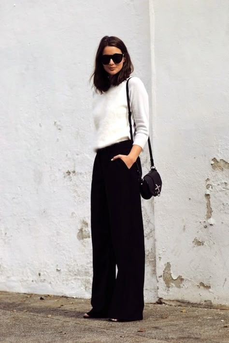 A Chic Take On Black Wide-Leg Pants Minimalist Moda, Style Wide Leg Pants, Beige Outfit, Minimalist Women, Black Wide Leg Pants, Outfit Look, Business Outfit, Pantalon Large, Mode Inspo