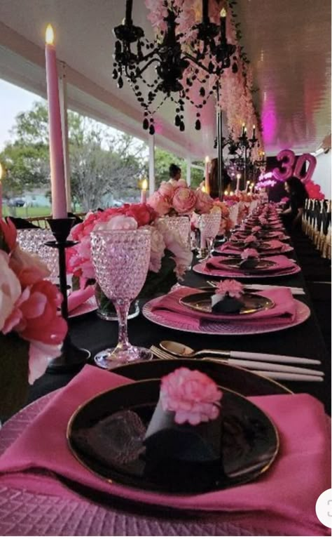 Pink Black And Gold Wedding Decor, Black And Pink Decorations Party, Black And Pink Table Setting, Pink Dinner Table Decor, Black And Pink Party Theme, Barbie 30th Birthday Party, Beach Birthdays, Pink Table Settings, Pink Wedding Receptions