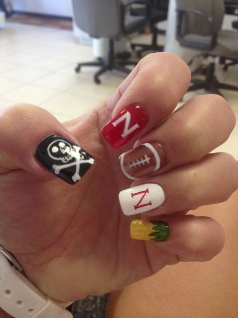 Football Nails #gbr #footballnails #nebraska Husker Nails, Soccer Nails, Nfl Nails, Football Nail Designs, Seahawks Nails, Fun Activites, Football Nails, Fingernail Designs, Toenail Polish