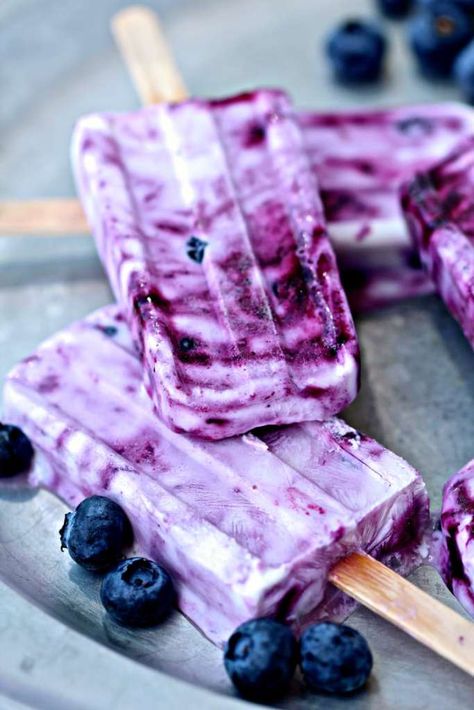 4 Ingredient Blueberry Yogurt Popsicles + a Giveaway | The Foodie Physician Blueberry Popsicle Recipes, Blueberry Yogurt Popsicles, Strawberry Yogurt Popsicles, Blueberry Popsicles, Easy Blueberry Desserts, Yogurt Popsicle Recipes, Fruit Popsicle Recipes, Popsicles Recipes, Healthy Popsicle Recipes