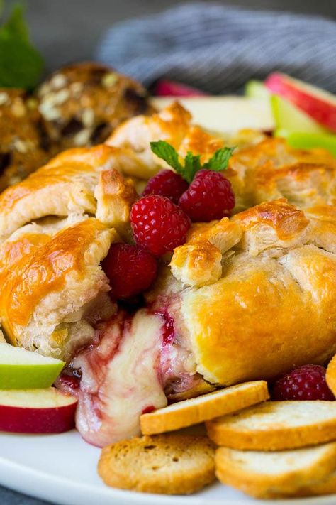 Baked brie cut open with cheese spilling out. Brie Cheese Recipes, Mini Quiche Recipes, Baked Brie Recipes, Brie Puff Pastry, Brie Appetizer, Brie Recipes, Quick And Easy Appetizers, Fresh Raspberries, Amazing Appetizers