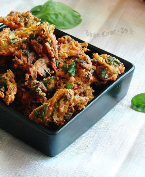 Spinach Onion Pakoras Onion Pakoda Recipe, Deep Fried Snacks, Onion Pakora, Onion Pakoda, Indian Fast Food, Fried Snacks, Pakoda Recipe, Pakora Recipes, Deep Fried Food