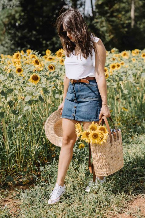 Must Visit Atlanta Attraction, Anderson Sunflower Farm - My Style Vita Outfit Finca Mujer, Sunflower Skirt Outfit, Farm Outfit Ideas, Farm Outfit Women, Farm Outfits, Farm Outfit, Sister Photoshoot, Sunflower Farm, Visit Atlanta